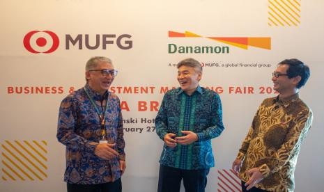 Direktur Utama PT Bank Danamon Indonesia Tbk., Yasushi Itagaki didampingi (ki-ka) Wakil Direktur Utama Honggo Widjojo Kangmasto, dan Executive Officer, Country Head of Indonesia, MUFG Bank, Ltd. Kazushige Nakajima.