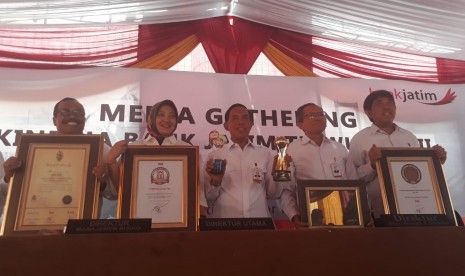 Direktur Utama PT. Bank Pembangunan Daerah Jawa Timur Tbk. (Bank Jatim) R. Soeroso (tengah) seusai memaparkan kinerja Bank Jatim triwulan III 2018 di Kantor Pusat Bank Jatim, Surabaya, Rabu (31/10).