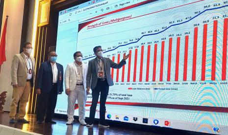 Direktur Utama PT Bank Pembangunan Daerah Jawa Timur Tbk (Bank Jatim) Busrul Iman (kanan) memaparkan kinerja keuangan perusahaan pada triwulan III Tahun Buku 2021 di Kantor Pusat Bank Jatim, Surabaya, Kamis (28/10). 