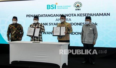 Direktur Utama PT Bank Syariah Indonesia Tbk Hery Gunardi (kiri) bersama Ketua Umum Dewan Masjid Indonesia (DMI) Jusuf Kalla (kanan) menghadiri penandatanganan nota kesepahaman di The Tower, Jakarta, Rabu (29/9). PT Bank Syariah Indonesia Tbk bersama Dewan Masjid Indonesia (DMI) bersinergi mengoptimalkan peran masjid untuk penguatan ekonomi masyarakat dan akan mengimplementasikan layanan QRIS untuk memudahkan masyarakat melakukan transaksi serta aktivitas keuangan untuk masjid.