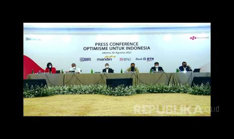 Direktur Utama PT Bank Tabungan Negara (Persero) Tbk. Haru Koesmahargyo menyampaikan paparan kepada sejumlah media pasca pengumuman Badan Pusat Statistik atas prestasi ekonomi Indonesia yang tumbuh 7,07% yoy pada triwulan II/2021 di acara Press Conference Himbara di Jakarta, Kamis (5/8). Pertumbuhan ekonomi tersebut merupakan pertumbuhan positif pertama setelah 4 kuartal sebelumnya mencatatkan kontraksi.