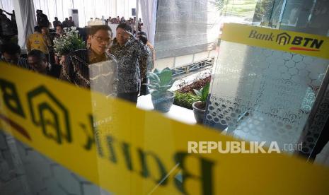 Direktur Utama PT Bank Tabungan Negara (Persero) Tbk. Pahala N Mansury berjalan usai meresmikan gedung baru Kantor Wilayah 1 BTN di Bekasi, Jawa barat, Jumat (6/3).