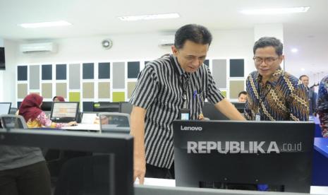 Direktur Utama PT Bank Tabungan Negara (Persero) Tbk. Pahala N Mansury (kanan), Komisaris Utama Chandra Hamzah mengecek kesiapan usai meresmikan gedung baru Kantor Wilayah 1 BTN di Bekasi, Jawa barat, Jumat (6/3). (Republika/Tahta Aidilla)