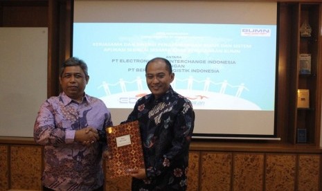 Direktur Utama PT Berdikari Logistik Indonesia Agus Subrata (Kiri) bersama Direktur Utama PT EDI Indonesia, E. Helmi Wantono (kanan) saat Penandatanganan MoU Kerjasama dan Sinergi Pengembangan Bisnis dan Sistem Aplikasi Sebagai Sesama Anak Perusahaan BUMN