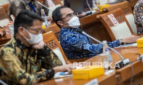 Direktur Utama PT Bio Farma (Persero) Honesti Basyir (kanan) mengikuti rapat dengar pendapat (RDP) dengan Komisi VI DPR di Kompeks Parlemen, Senayan, Jakarta, Selasa (9/11/2021). RDP tersebut membahas implementasi keputusan tarif tertinggi pemeriksaan Real Time PCR/Antigen dan progress program vaksinasi nasional. 