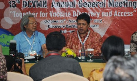 Direktur Utama PT. Biofarma Iskandar (kanan) didampingi Ketua Developing Countries Vaccine Manufacturers Network (DCVMN) Akira Homma (kiri) memberikan paparan kepada wartawan di Kartika Plaza Discovery Hotel, Kuta, Bali, Selasa (30/10).