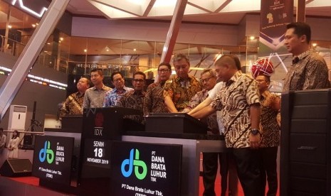 Direktur Utama PT Dana Brata Luhur Tbk Dian Heryandi ditemani jajaran direksi perseroan mencatatkan saham di Bursa Efek Indonesia (BEI), Senin (18/11).