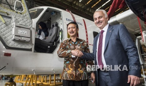 Direktur Utama PT Dirgantara Indonesia (Persero) Elfien Goentoro (kiri) berjabat tangan dengan President dan CEO Turkish Aerospace Industries Inc. (TAI) Temel Kotil (kanan) seusai meninjau pesawat N219 Nurtanio di Hanggar Assembly Line N219, Bandung, Jawa Barat, Senin (15/1). 