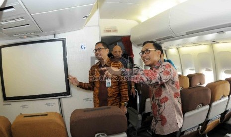 Direktur Utama PT Garuda Indonesia Arif Wibowo (kanan) didampingi Vice President Haji PT Garuda Indonesia, Hadi Syahrean (tengah) serta Direktur Direktur Teknik dan Pengelolaan Armada, Iwan Joeniarto (kiri) saat memeriksa kesipan pesawat Garuda Air bus 330