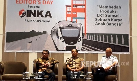 Direktur Utama PT INKA Budi Noviantoro (kedua dari kiri) berbicara pada Editors Day, Selasa (30/10) bersama pengamat transportasi dari Masyarakat Transportasi Indonesia (MTI) Djoko Setijowarno dan Kasubdit Lalulintas Kementerian Perhubungan Yudi Karyanto.