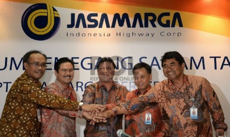 Direktur Utama PT Jasa Marga (Persero)?Tbk Adityawarman (Tengah) bersama jajaran Direksi usai Rapat Umum Pemegang Saham Tahunan (RUPST) 2015 di Jakarta, Rabu (18/3).