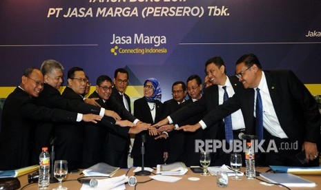 Direktur Utama PT Jasa Marga (Persero) Tbk Desi Arryani (keenam kanan), Komisaris Utama Refly Harun (keenam kiri), serta jajaran direksi dan komisaris, bertumpu tangan bersama usai Rapat Umum Pemegang Saham Tahunan, di Jakarta, Selasa (10/4). 