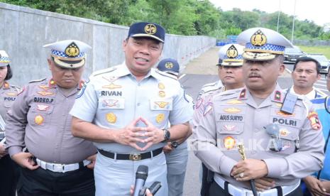 Direktur Utama PT Jasa Raharja Rivan A. Purwantono dan Kakorlantas Polri Brigjen Pol. Drs. Agus Suryonugroho beserta stakeholders terkait melaksanakan survei jalur di ruas Tol Cipularang.