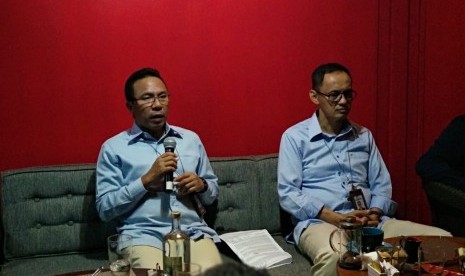 Direktur Utama PT Jasaraharja Putera Zulmahdiar (kiri) dan Direktur Keuangan Umum dan SDM Jasaraharja Putera Abdul Harris (kanan) menjelaskan mengenai aplikasi JP-Mobile dalam media gathering dengan media di kawasan Cilandak, Jakarta Selatan, Rabu malam (12/12). 