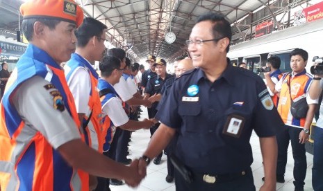 Direktur Utama PT KAI Edi Sukmoro melakukan peninjauan kesiapan sarana dan prasarana PT KAI dalam menghadapi masa angkutan Nataru di  Stasiun Purwokerto.