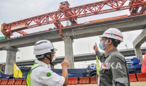 Direktur Utama PT KCIC (Kereta Cepat Indonesia China) Chandra Dwiputra (kanan) bersama Kepala Manajer Proyek dari Powerchina Sinohydro Xi Zhongwei (kiri) meninjau pemasangan girder proyek konstruksi Kereta Cepat Jakarta-Bandung di casting yard 1 Km 29, Cikarang, Kabupaten Bekasi, Jawa Barat, Rabu (2/9/2020). Progres pembangunan proyek strategis nasional Kereta Cepat Jakarta-Bandung telah mencapai 60 persen dan ditargetkan rampung pada tahun 2021.