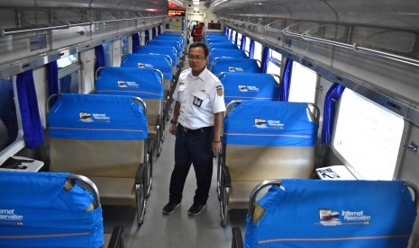 Direktur Utama PT Kereta Api Indonesia (KAI) Edi Sukmoro menginpeksi gerbong kereta api (KA) Kamandaka rute Semarang-Purwokerto di Stasiun Tawang, Semarang, Jawa Tengah, Kamis (16/3).