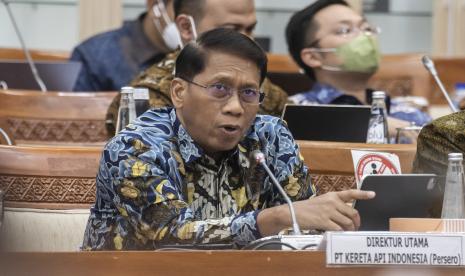 Direktur Utama PT Kereta Api Indonesia (Persero) Didiek Hartantyo memberikan paparannya saat Rapat Dengar Pendapat dengan Komisi VI DPR di Kompleks Parlemen, Senayan, Jakarta, Kamis (16/6/2022). Rapat tersebut beragendakan pembahasan mengenai pendalaman terhadap BUMN penerima usulan PMN TA 2023 dan penjelasan terhadap aksi koperasi terhadap RKAP TA 2022.