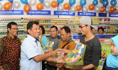 Direktur Utama PT. Kimia Farma (Persero) Tbk. Rusdi Rosman memberikanSurprise Gift saat berbelanja di Apotek Kimia Farma pada malam pergantian tahun 2016.  