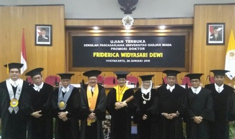 Direktur Utama PT Kustodian Sentral Efek Indonesia (KSEI), Friderica Widyasari Dewi (tengah), usai menjalani ujian doktor di Pascasarjana Universitas Gadjah Mada (UGM).