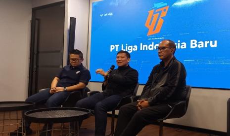 Direktur Utama PT Liga Indonesia Baru (Dirut LIB) Ferry Paulus  (tengah).