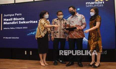 Direktur Utama PT Mandiri Sekuritas Oki Ramadhana (kedua kanan) berbincang dengan Direktur Operations Heru Handayanto (kedua kiri), Direktur Capital Market Silva Halim (kanan) dan Direktur Retail & Treasury Theodora VN Manik (kiri) di sela paparan Hasil Bisnis Mandiri Sekuritas Tahun 2021 di Jakarta, Rabu (9/3/2022). PT Mandiri Sekuritas kembali mencatatkan rekor pertumbuhan usaha di tahun 2021 dengan meraih pendapatan sebesar Rp1,234 triliun per 31 Desember 2021 atau meningkat 55 persen dibandingkan periode yang sama tahun sebelumnya. 