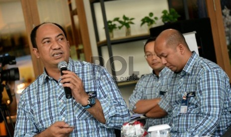 Direktur Utama PT Mandiri Tunas Finance Ignatius Susatyo Wijoyo (kiri) memberikan paparan kinerja 2014 dan di Jakarta, Senin (16/2). 