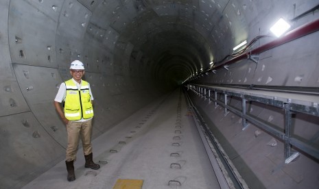 Direktur Utama PT Mass Rapid Transit Jakarta William P Sabandar berpose di terowongan proyek Mass Rapid Transit (MRT) Stasiun Bundaran Hotel Indonesia di Jakarta, Kamis (26/10). 