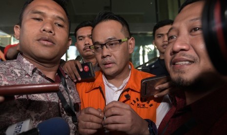 Direktur Utama PT Melati Technofo Indonesia Fahmi Darmawansyah (tengah) mengenakan rompi tahanan saat meninggalkan gedung KPK, Jakarta, Jumat (23/12). 