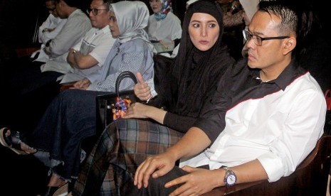 Direktur Utama PT. Merial Esa Fahmi Darmawansyah (kanan) bersama Istrinya Inneke Koesherawati (kedua kanan) 