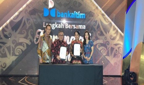 Direktur Utama PT MNC Sekuritas Susy Meilina (dua dari kanan) melakukan penandatanganan kerja sama dengan Direktur Utama PT BPD Kaltim Kaltara Zainuddin Fanani (dua dari kiri) di The Westin Hotel, Jakarta Selatan, Rabu (15/11). 