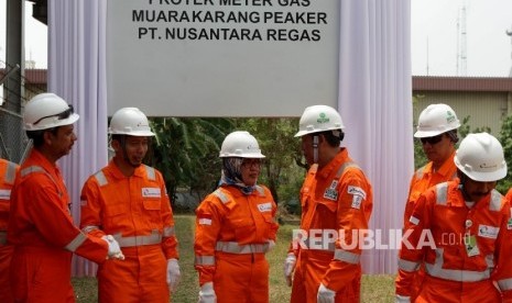 Direktur Utama PT Nusantara Regas Tammy Meidharma (ketiga kanan) , berbincang bersama Kepala Satuan Gas dan BBM PT PLN (Persero) Chairani Rachmatullah (ketiga kiri) berbincang bersama usai melakukan peletakan batu pertama Pembangunan Proyek Meter Gas Muara Karang Peaker PT Nusantara Regas di Komplek PJB Muara Karang, Jakarta, Senin (11/9). 