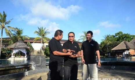  Dirut PT Patra Jasa Muhamad Haryo Yunianto (tengah) bersama Direktur Umum dan SDM Patra Jasa Benny Ishanda (kanan) dan Direktur Keuangan Patra Jasa Tatang Suryana saat meninjau area hotel dan resort Hotel Patra Jasa, Bali, Rabu (18/5).(Republika/Musiron) 