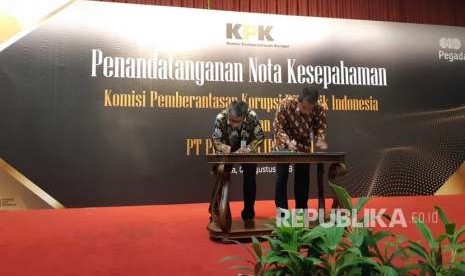 Direktur Utama PT Pegadaian (Persero), Sunarso (batik abu-abu) bersama Deputi Pencegahan Komisi Pemberantasa Korupsi (KPK), Pahala Nainggolan, melakukan penandatanganan Nota Kesepahaman (MoU) dalam hal menangkal gratifikasi dan meningkatkan penerapan Good Corporate Governance, di Kantor Pusat Pegadaian, Jakarta, Senin (6/8). 