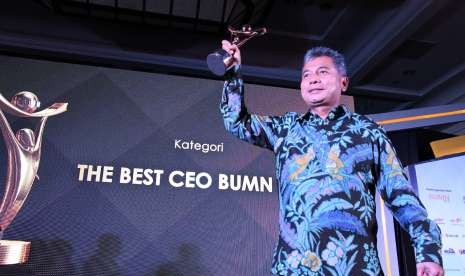 Direktur Utama PT Pegadaian (Persero) Sunarso menerima The Best CEO Anugerah BUMN Award 2018