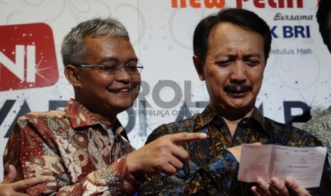 Direktur utama PT Pelni Elfien Goentoro (kanan), Direktur IT dan Jaringan Bank BRI Zulhelfi (kiri) berbincang usai meluncurkan E-Ticket pembayaran tiket kapal di Jakarta, Jumat (28/8). 