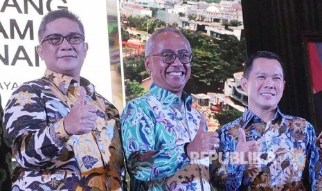 Direktur Utama PT Pembangunan Jaya Ancol, C Paul Tehusijarana (tengah) berfoto bersama jajaran direksi saat public expose di Jakarta, Senin (14/5). 