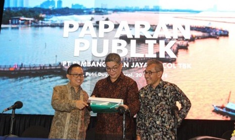 Direktur Utama PT Pembangunan Jaya Ancol, Tbk, Teuku Sahir Syahali (tengah) dalam public expose Perseroan di Putri Duyung Resort, Ancol, Jakarta (20/6)