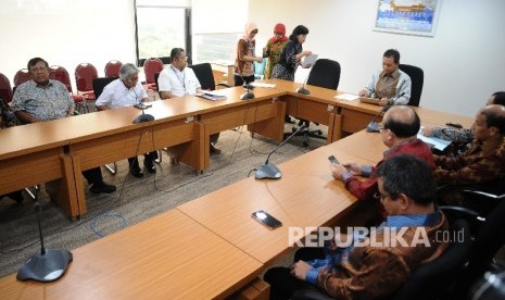 Direktur Utama PT Pertamina Dwi Soetjipto (Kedua kiri), Wakil Direktur Utama Ahmad Bambang (kiri) hadir saat akan mengikuti Rapat Umum Pemegang Saham Luar Biasa di Kantor Kementerian BUMN, Jakarta, Jumat (3\2).