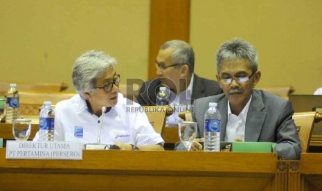 Direktur Utama PT Pertamina (Persero) Dwi Soetjipto (kiri) serta Direktur Hulu Pertamina, Syamsu Alam Bank (kanan) mengikuti rapat dengar pendapat dengan Komisi VII DPR RI di Gedung DPR RI, Jakarta, Rabu (27/5).