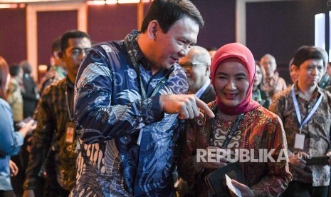 Direktur Utama PT Pertamina (Persero) Nicke Widyawati (kanan) berbincang dengan Komisaris Utama Basuki Tjahaja Purnama (kiri) saat pembukaan Pertamina Energy Forum 2019 di Jakarta, Selasa (26/11/2019).