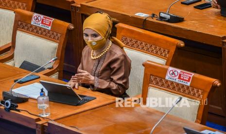 Direktur Utama PT Pertamina (Persero) Nicke Widyawati (tengah) mengikuti rapat kerja (Raker) dengan Komisi VII DPR di Kompleks Parlemen, Senayan, Jakarta, Rabu (6/4/2022). Raker tersebut membahas ketahanan BBM, kinerja Pertamina hulu, persiapan kilang menghadapi lebaran, dan progres Grass Root Refinery (GRR) Tuban. Sinergi Holding Migas Grup dalam akselerasi Proyek Strategis Nasional (PSN) dalam proyek Kilang, PT PGN Tbk sebagai Subholding Gas dan PT Pertamina Rosneft Pengolahan dan Petrokimia (PRPP) menandatangani Head of Agreement (HOA) kerjasama penyediaan gas bumi di Grass Root Refinery (GRR) Tuban. Dengan ini, PGN siap menyediakan infrastruktur pendukung untuk penjualan gas ke PRPP, baik melalui Land Based LNG Terminal maupun Pipeline & Stations.