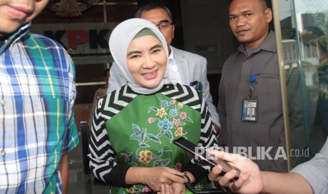 Direktur Utama PT Pertamina (Persero) Nicke Widyawati (tengah)