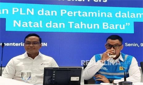 Direktur Utama PT Pertamina (Persero) Simon Aloysius Mantiri (kiri) dan Direktur Utama PLN Darmawan Prasodjo dalam konferensi pers kesiapan Natal dan Tahun Baru di Jakarta, Senin (9/12/2024).