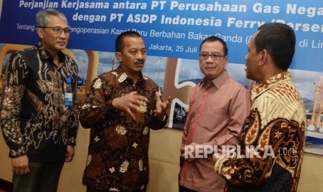 Direktur Utama PT Perusahaan Gas Negara (Persero) Tbk (PGN) Jobi Triananda Hasjim (kedua kiri), Direktur Utama PT ASDP Indonesia Ferry Fahmi (kedua kanan), Direktur Strategi Bisnis dan Pengembangan PGN Gigih Prakoso (kiri), dan Direktur Teknik dan Operasional ASDP La Mane seusai penandatanganan Perjanjian Kerja Sama Joint Study Pengoperasian Kapal Baru Berbahan Bakar Ganda (Dual Fuel) di Lintasan Merak-Bakauheni di Kantor Pusat PGN, Jakarta Pusat, Selasa (25/7). 