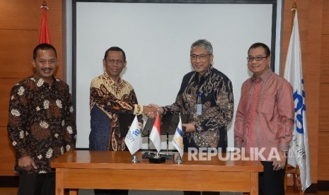 Direktur Utama PT Perusahaan Gas Negara (Persero) Tbk (PGN) Jobi Triananda Hasjim (kiri) bersama Direktur Utama PT ASDP Indonesia Ferry Fahmi (kanan), menyaksikan penandatanganan Perjanjian Kerja Sama Joint Study Pengoperasian Kapal Baru Berbahan Bakar Ganda (Dual Fuel) di Lintasan Merak-Bakauheni oleh Direktur Strategi Bisnis dan Pengembangan PGN Gigih Prakoso (kedua kanan) dan Direktur Teknik dan Operasional ASDP La Mane (kedua kiri) di Kantor Pusat PGN, Jakarta Pusat, Selasa (25/7). 