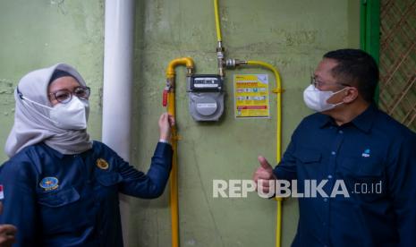 Direktur Utama PT Perusahaan Gas Negara Tbk. Muhamad Haryo Yunianto (kanan). PGN berhasil mencetak pertumbuhan laba bersih sebesar 286 juta dolar AS atau setara Rp 4,07 triliun (kurs Rp 14.243 per dolar AS) per September 2021.