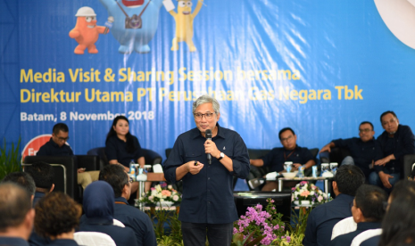 Direktur Utama PT PGN Tbk, Gigih Prakoso memaparkan tentang proses Holding Migas dan PGN sebagai Subholding Gas kepada pekerja di Kantor PGN Area Batam, Kamis (8/11/2018). Kegiatan Sharing Session ini merupakan bentuk program pengenalan bagi Direksi dan menjadi aktivitas pertama yang dilakukan Gigih di Batam sejak menjadi Direktur Utama PGN per September lalu.