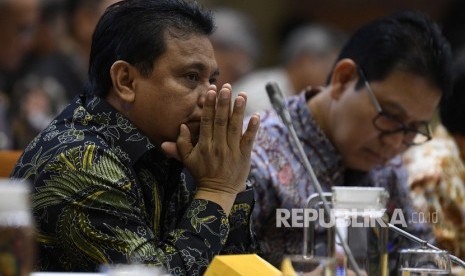 Direktur Utama PT Pindad (Persero) Abraham Mose (kiri) digantikan Sigit P Santosa.