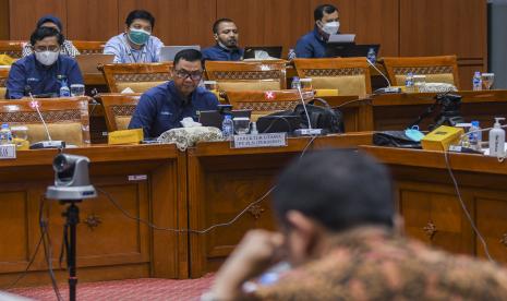  PT PLN (Persero) akan mendapatkan suntikan modal dari Penyertaan Modal Negara (PMN) sebesar Rp 5 triliun. Direktur Utama PT PLN (Persero) Darmawan Prasodjo mengatakan, suntikan modal tersebut akan digunakan untuk mengembangkan listrik di berbagai daerah terpencil dan kepulauan yang hingga kini masih belum menikmati aliran listrik.